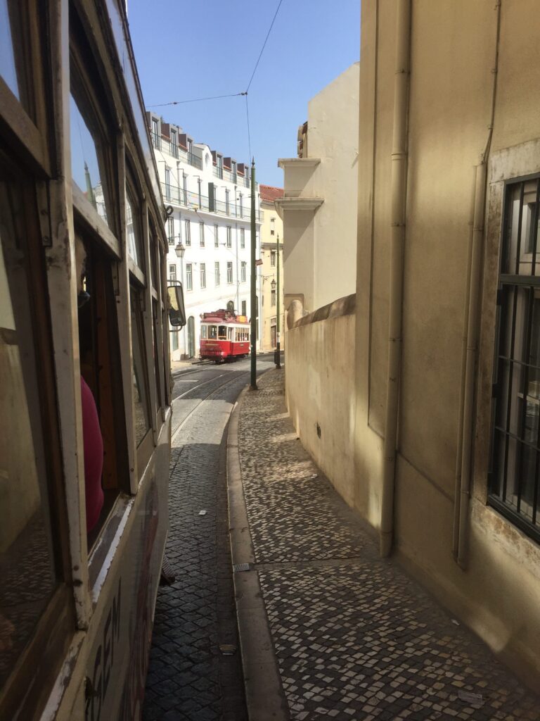 Nostalgische tram lijn 28 in Lissabon