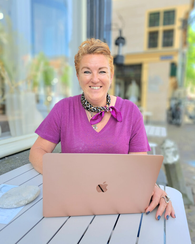 Tekstbureau Koning Bolo achter de laptop